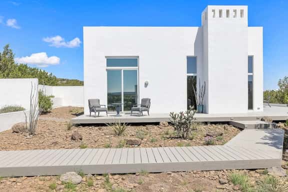 Kingfisher – Modern inside, gorgeous outside - Image 1